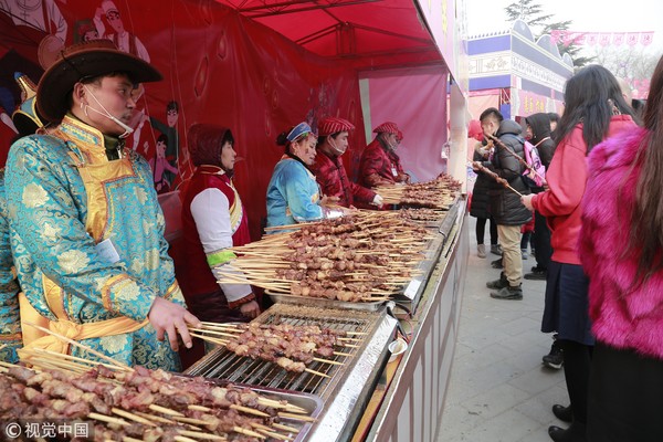 ▲北京石景山遊樂園洋廟會烤羊肉串。（圖／CFP）