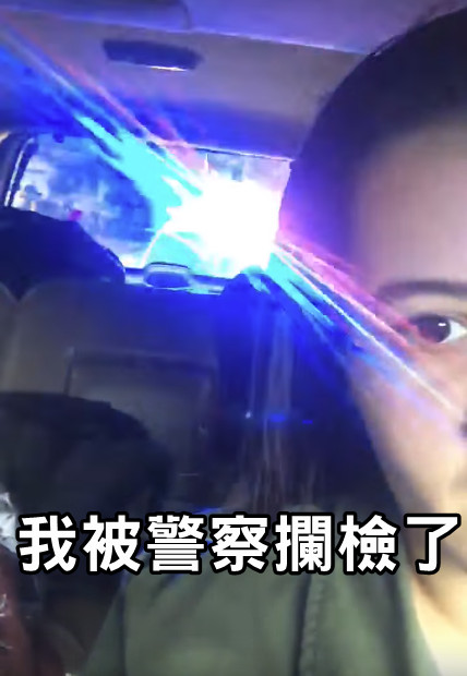 遭警察天天臨檢！美女一搖下車窗狂嗆警：爸你夠了喔（翻攝自Adam Smith/Youtube）