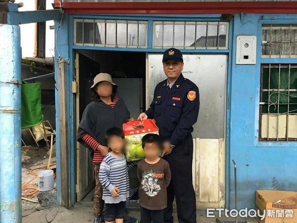 台東多良派出所杜信諭所長帶著水果禮盒送到潘婦臨時借居的住處，屋內三名小朋友迫不及待地快速將水果洗好大口吃下，興奮開心表情全寫在臉上，邊吃邊喊著謝謝警察叔叔。（圖／台東縣警察局提供）