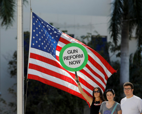 ▲▼ 美國佛州槍擊案倖存學生17日現身羅德岱堡（Fort Lauderdale）聯邦法院前舉行集會，呼籲國會修改槍械管制法案。（圖／路透社）