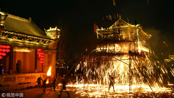 ▲河南濮陽：鐵花飛舞賀新年。（圖／視覺中國）