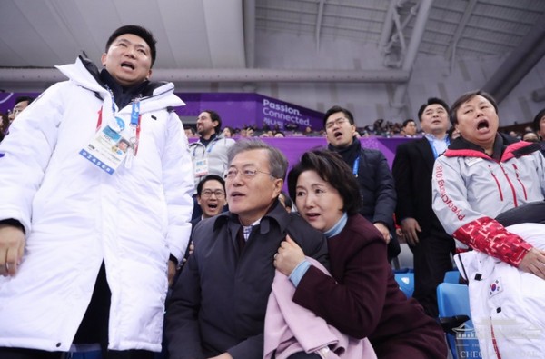 看平昌冬奧公然放閃　南韓第一夫人緊緊熊抱文在寅。（圖／翻攝自青瓦台推特）