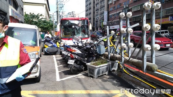 ▲▼公車失控撞倒電線杆，停放路旁的機車無辜遭受波及。（圖／記者陳豐德翻攝）