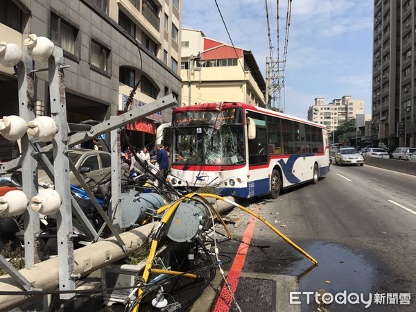 ▲▼公車失控撞倒電線杆，停放路旁的機車無辜遭受波及。（圖／記者陳豐德翻攝）