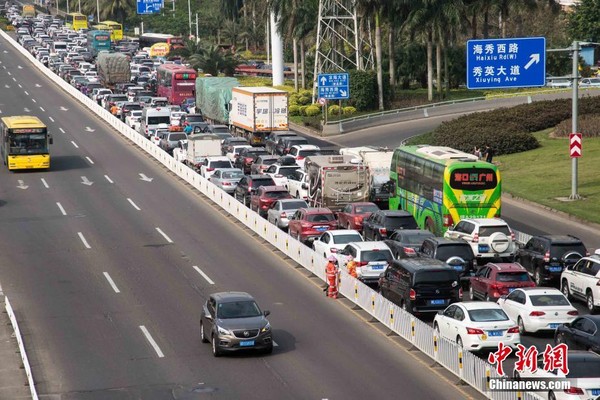 ▲▼海口秀英港、新港口等港口附近路段擁堵嚴重             。（圖／翻攝自中新網）