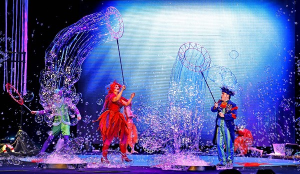 ▲▼「拉脫維亞Under Water Bubble Show泡泡秀」就在嘉義的2018台灣燈會。（圖／嘉義縣政府提供）