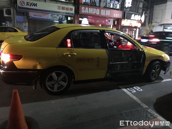 ▲▼計程車撞上違停在路旁的小貨車後車斗，剛買完鹽酥雞的司機也遭撞斷腿。（圖／記者陳豐德翻攝）