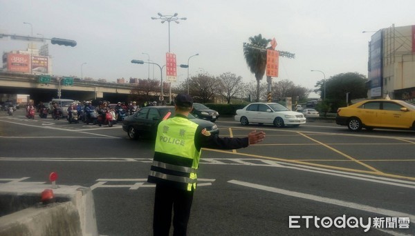 ▲今年春節連續假期，出現大量出遊之人、車潮，台南市警察局累計規劃交通崗252處，出勤3438人次警力，以維持春節連假出遊及風景區與各主要道路交通順暢。（圖／警方提供）