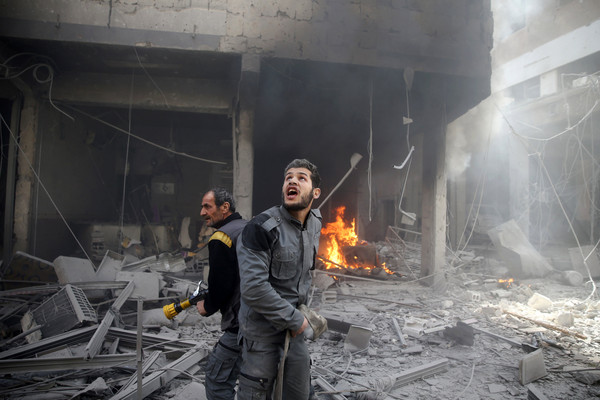 ▲敘利亞政府軍轟炸東古塔區（Eastern Ghouta），造成至少100名平民死亡，其中有20名孩童失去性命。（圖／路透社）