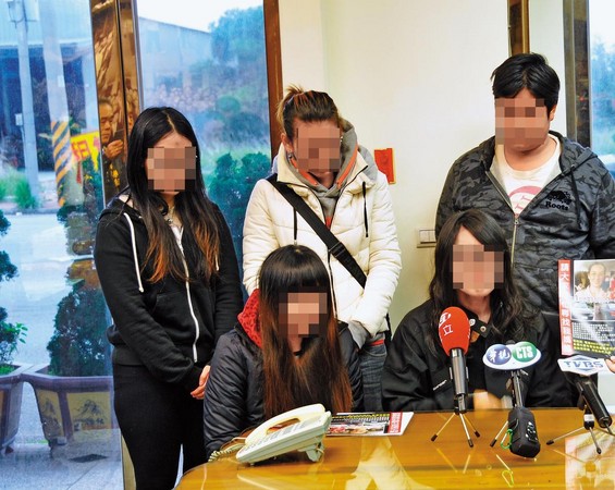 郭芳如的4名子女，2年前在記者會上請大眾協尋媽媽。（顏寬恒提供）