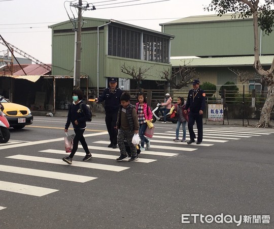 ▲台南市警三分局員警，於開學首日一早，就在各學校門口守護學童上學安全。（圖／警方提供）