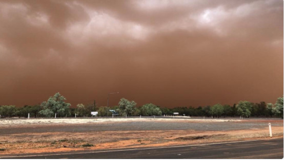 ▲▼ 澳洲昆士蘭省西南方城鎮查爾維爾（Charleville）20日遭沙塵暴襲擊。（圖／取自Harriet Tatham ‏twitter）