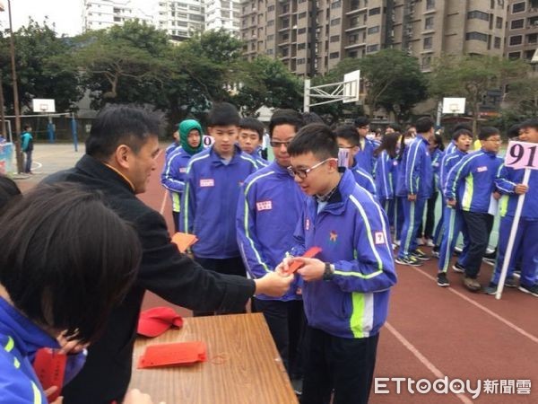 ▲年後開學第一天，桃園市文昌國中送文昌宮加持過的「包中紅包、上上籤」，給9年級同學。（圖／文昌國中提供）