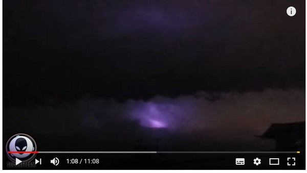 UFO現身？！　菲律賓天空浮現神秘紫光。（圖／翻攝自secureteam10的Youtube）