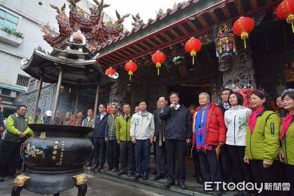 ▲年後上班日第一天，鄭文燦持續行走宮廟，祈求桃園建設大進步。（圖／桃園市政府提供）