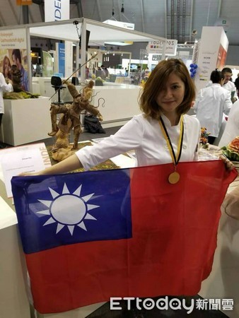 ▲▼裴志偉在德國斯圖加特國際烹飪比賽，贏得全場總積分冠軍的最高榮譽後，在會場展示她隨身帶著的中華民國國旗。（圖／裴志偉提供）     