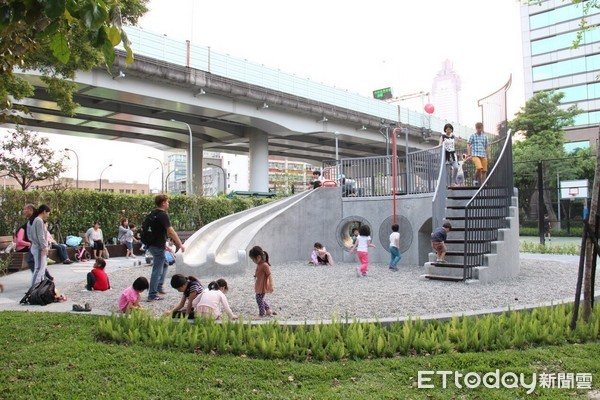 ▲全台15個特色公園，華山公園（台北市）是台北市第一座以在地歷史主題設計的兒童遊戲空間，也是第一座採用礫石鋪面的遊戲場。（圖／張雅琳提供)