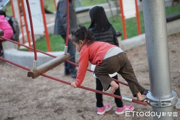 ▲全台15個特色公園，鰲峰山競合體驗運動場的跑酷設施的點線面攀爬，其中似走繩的設計，總是讓許多孩子不放棄一試再試。（圖／張雅琳提供)