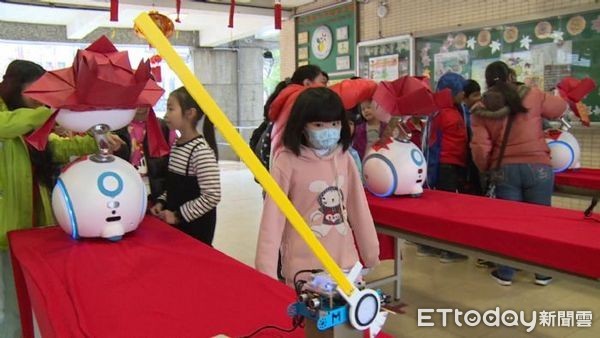 ▲桃園市文華國小開學第一天，有請 AI機器人於校園迎新。（圖／強強滾提供）