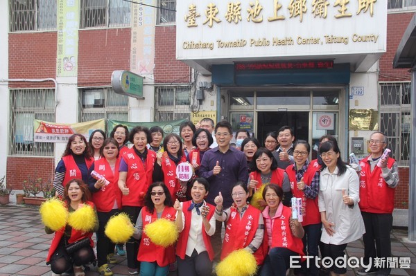 台東縣長黃健庭前往縣內各鄉鎮市進行下鄉走春行程，致贈同仁及洽公民眾每人一份電子數位紅包，並祝大家「新年快樂」，也希望任期最後的一年同仁們大家繼續努力打拼，提供縣民最好生活品質。 （圖／台東縣政府提供）