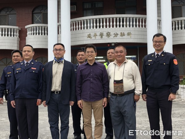 台東縣長黃健庭前往縣內各鄉鎮市進行下鄉走春行程，致贈同仁及洽公民眾每人一份電子數位紅包，並祝大家「新年快樂」，也希望任期最後的一年同仁們大家繼續努力打拼，提供縣民最好生活品質。 （圖／台東縣政府提供）