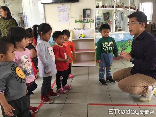 台東縣長黃健庭前往縣內各鄉鎮市進行下鄉走春行程，致贈同仁及洽公民眾每人一份電子數位紅包，並祝大家「新年快樂」，也希望任期最後的一年同仁們大家繼續努力打拼，提供縣民最好生活品質。 （圖／台東縣政府提供）