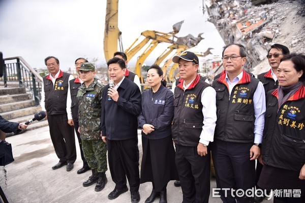 花蓮縣長傅崐萁、立委徐榛蔚前往誠正營區視察收容中心，並至雲翠大樓旁河堤敬獻清香祈福，傅崐萁表示預計元宵節前後回復花蓮市容。（圖／花蓮縣政府提供）