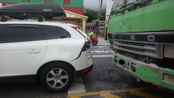 ▲▼瑞典戰車奇蹟！「台灣神A」帥倒車遭VOLVO撞上　結果車主崩潰。（圖／翻攝爆料公社、台灣新聞記者聯盟資訊平台臉書）