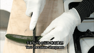 ▲▼用巧克力做刀子。（圖／翻攝自YouTube／! 圧倒的不審者の極み）
