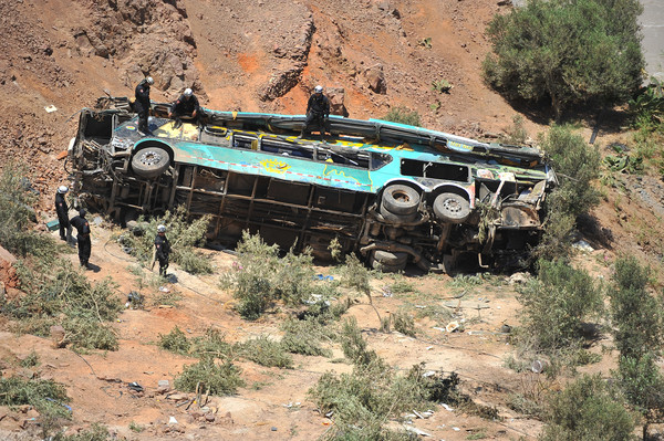 ▲▼ 秘魯21日凌晨驚傳巴士失控墜落80公尺深山谷的死亡意外，已知至少44死、23傷。（圖／路透社）