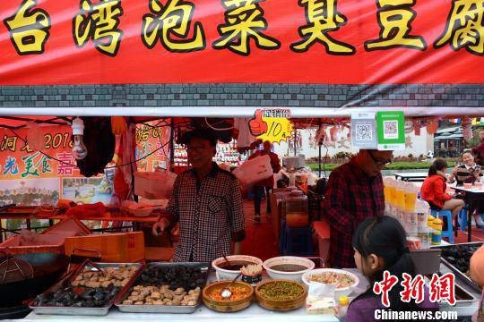 ▲福建舉辦「台灣美食節」　遊客全都摀住鼻子「臭豆腐太臭」。（圖／中新網）
