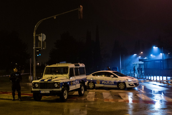 ▲▼ 美國駐蒙特內哥羅（Montenegro，又稱黑山共和國）大使館22日遭到一名男性丟擲爆裂裝置攻擊，據信是手榴彈。（圖／路透社）