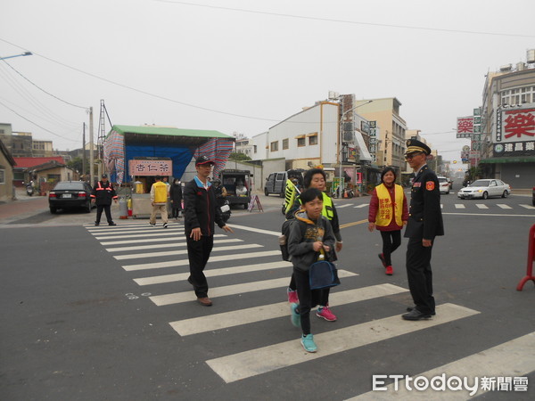 ▲台南市警學甲分局，關心轄內16所國小近2000名學童安全，總動員全面執行「護童」勤務。（圖／警方提供）