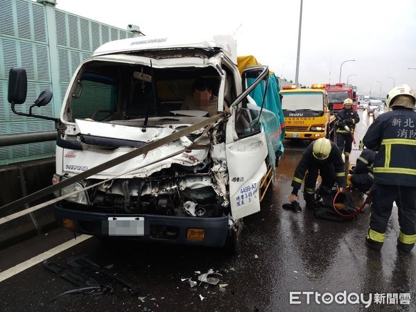 ▲▼台64快速道路小貨車追撞前方貨車，造成雙腿遭夾困擦傷。（圖／記者陳豐德翻攝）