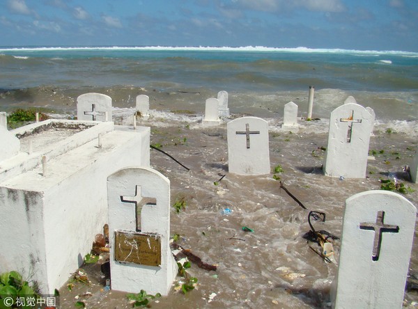 ▲▼馬紹爾群島面臨海平面上升威脅，連「死人」都備受影響。馬紹爾海岸線不斷往後退，墓碑遭到嚴重侵蝕，未來很可能沒入海中。（圖／CFP）