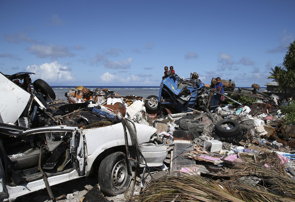 ▲▼馬紹爾群島居民製作「臨時海牆」，將大型廢棄物堆在海邊。（圖／達志影像／美聯社）