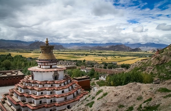 ▲訪西藏山水眺望聖母峰。（圖／shutterstock.com提供）