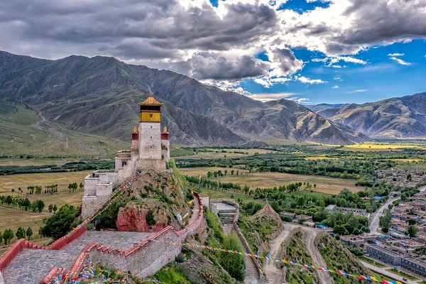 ▲訪西藏山水眺望聖母峰。（圖／shutterstock.com提供）