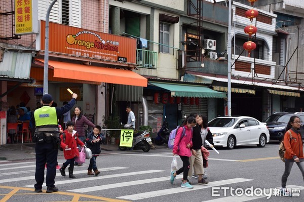 為保護學童的上下學安全及排除校門口的交通亂象，新城警分局配合學校作息編排「護童勤務」，與老師、糾察隊、導護媽媽共同保護學童穿過馬路，安全進入校園。（圖／新城分局提供）