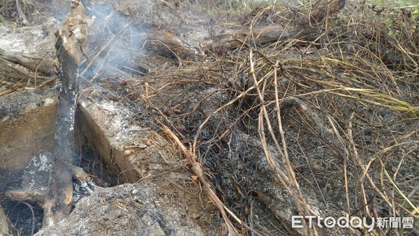 露天燃燒造成嚴重空氣污染，除了會影響到附近民眾的居住品質，燃燒所產生煙霧亦影響環境觀瞻及行車安全，更可能造成更多的災害發生。花蓮消防局呼籲農民可申請「山林田野引火燃燒許可」經環保局同意後，依核可的時間、地點及規定，以合法的方式來處理。（圖／花蓮縣消防局提供）