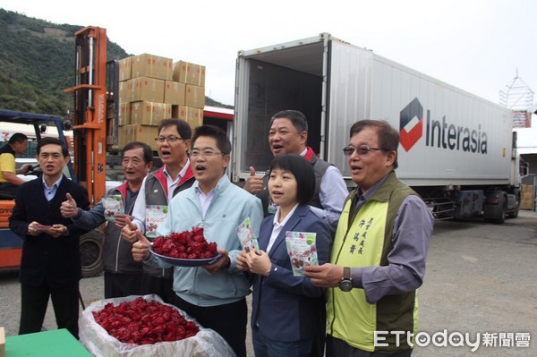 台東縣洛神花再次出口20噸至日本南信州菓子工房，縣長黃健庭親臨台東地區農會加工廠現場表達祝賀之意，並了解裝櫃作業，日本ASMILE JAPAN 株式會社執行長黃意婷在場見證這份喜悅。（圖／台東縣政府提供）