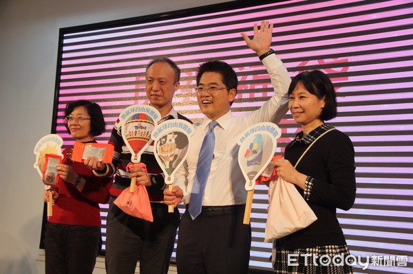 台東縣府舉行107年新春團拜活動，黃健庭縣長特別感謝過去8年來在縣府團隊的積極推動下，台東在各項都有非常大的改變，讓世界看到台東，任期剩一年，黃健庭希望縣府團隊要繼續堅持下去，邁向「國際幸福城市」。（圖／台東縣政府提供）