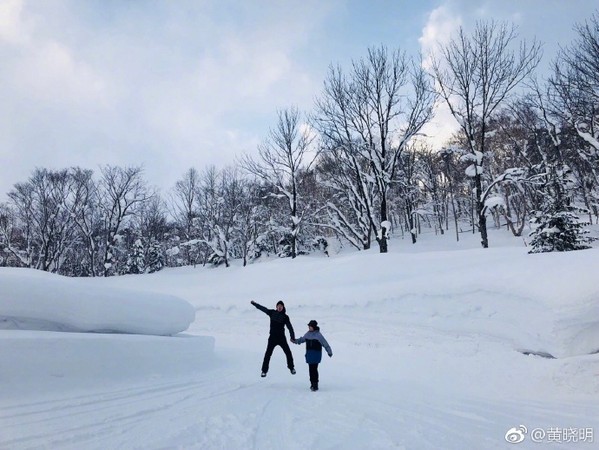 ▲▼黃曉明一家3口雪地牽手。（圖／翻攝黃曉明微博）