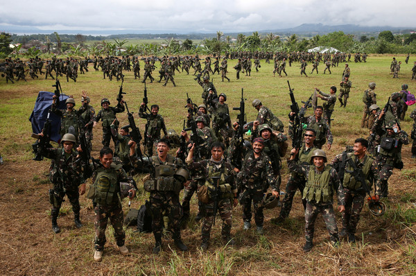 ▲▼菲律賓軍方與馬拉威市恐怖份子馬巫德（Maute）發生衝突，反恐戰事造成至少869人死亡。（圖／路透社）