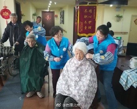 ▲▼志願者到養老院為老人理髮             。（圖／翻攝自志願北京微博）