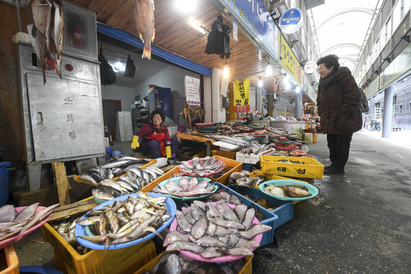 ▲▼  南韓魚市場,魚,魚市。（圖／達志影像／美聯社）