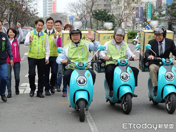 ▲黃偉哲以電動車作為宣傳車代步工具，取代傳統使用汽油或柴油的機車或汽車進行宣傳，將空氣品質保障提升再提升。（圖／黃偉哲提供）