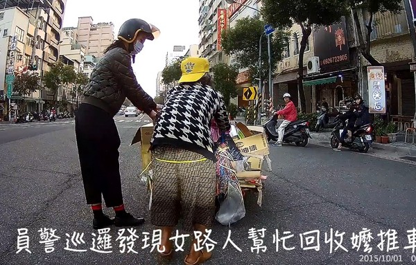 ▲▼ 吃力推車婉拒正妹騎士幫助　回收嬤：怕我走太慢，拖到她時間（圖／高雄市政府警察局交通警察大隊，下同）