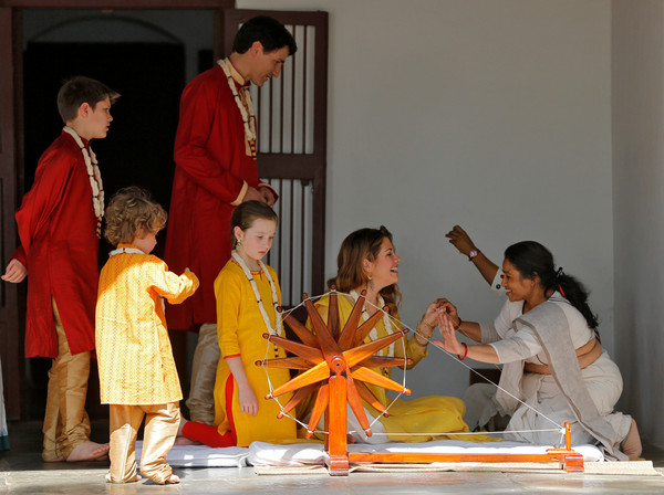 ▲▼杜魯道在頭三天訪問印度時，從頭到腳每天穿著不一樣顏色的長袍，從金色、紅色到白色，創下了讓人難以抹滅的耀眼印象。（圖／路透）
