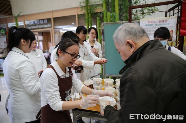 花蓮慈濟醫院營養科營養師於二月二十二日營養師節，準備了200人份的「薏芍糙米養生粥」，用募愛結緣的方式邀請大家一起共度營養師節。（圖／花蓮慈濟醫院提供）